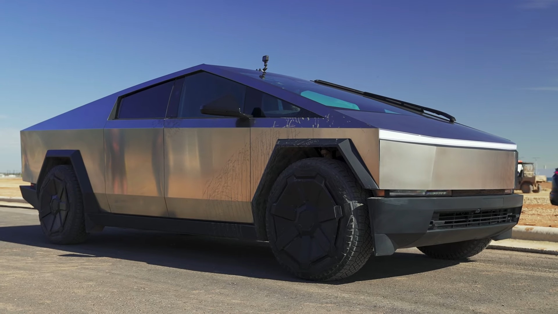 تيسلا سايبرتراك تسحق لامبورجيني اوروس في سباقات التسارع تيسلا سايبرتراك ولامبورجيني اوروس