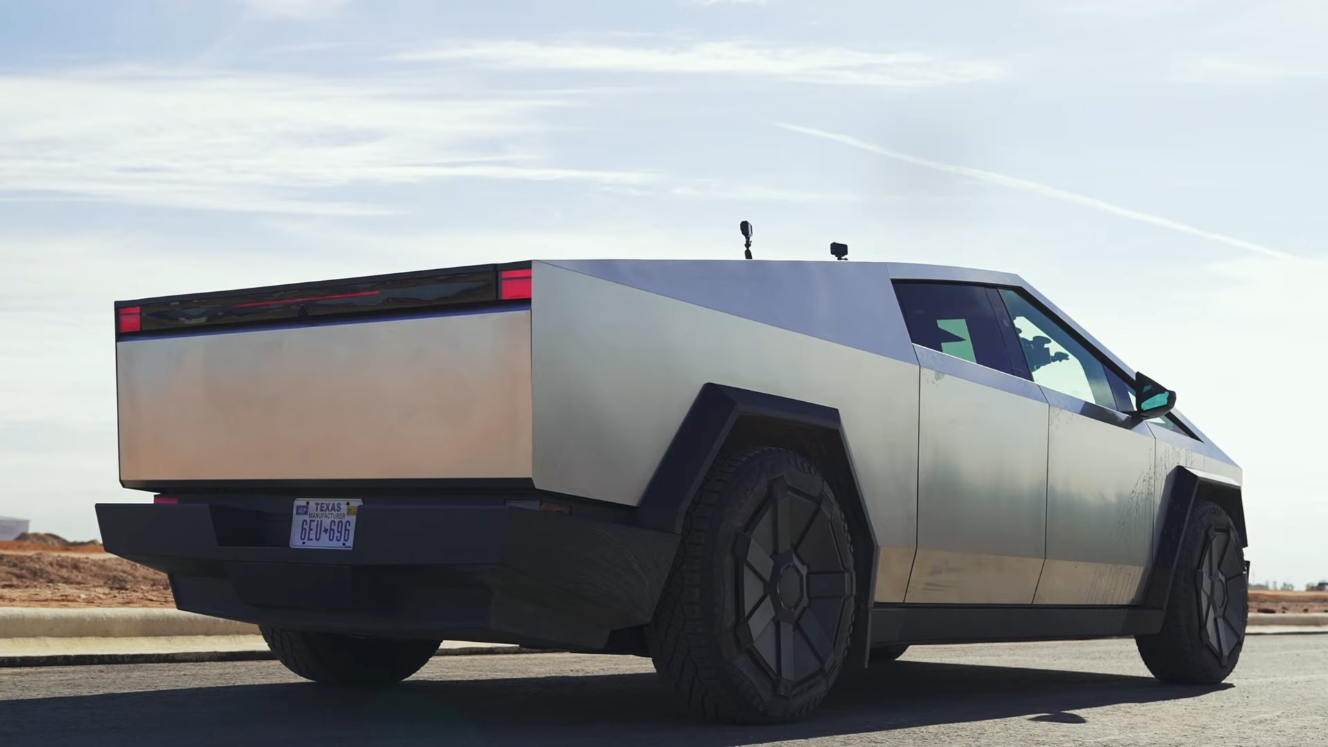 تيسلا سايبرتراك تسحق لامبورجيني اوروس في سباقات التسارع تيسلا سايبرتراك تسحق لامبورجيني اوروس في سباقات التسارع 3