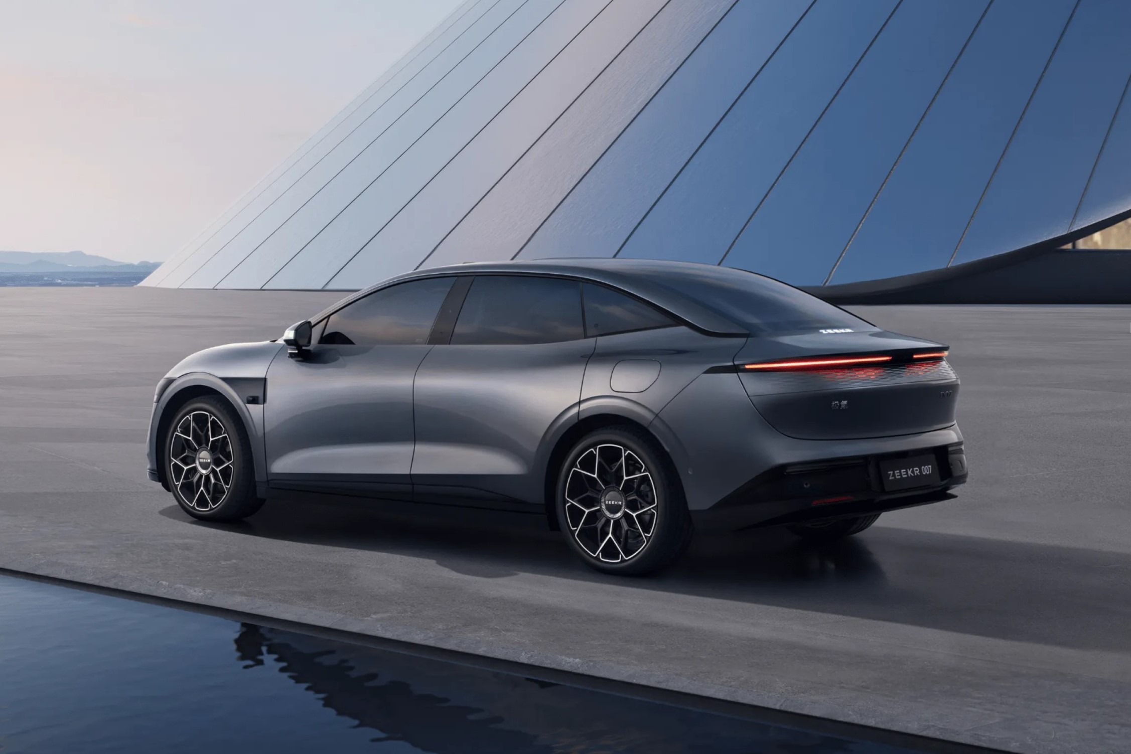 جيلي تدشن زيكر 007 الكهربائية الفاخرة بقوة تصل إلى 637 حصان وشحن فائق جيلي تدشن زيكر 007 الكهربائية الفاخرة بقوة تصل إلى 637 حصان وشحن فائق 6