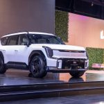 كيا الجبر في معرض الرياض تدشن سيارات جديدة وتعلن موعد توفر السيارات الكهربائية EV6 و EV9 2