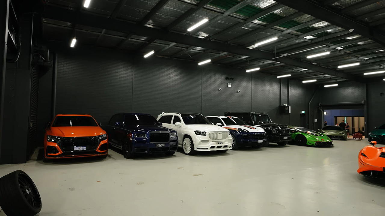 ملياردير أسترالي للألعاب يمتلك واحدة من أكثر مجموعات السيارات تميزاً في العالم بقيمة تتجاوز 100 مليون دولار ملياردير أسترالي للألعاب يمتلك واحدة من أكثر مجموعات السيارات تميزاً في العالم بقيمة تتجاوز 100 مليون دولار 15