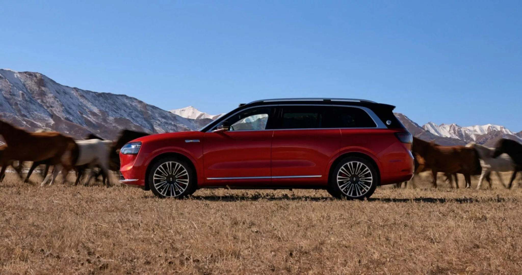 شركة هواوي تكشف عن سيارة SUV كهربائية فاخرة بشاشة سينمائية وقوة 530 حصان 1