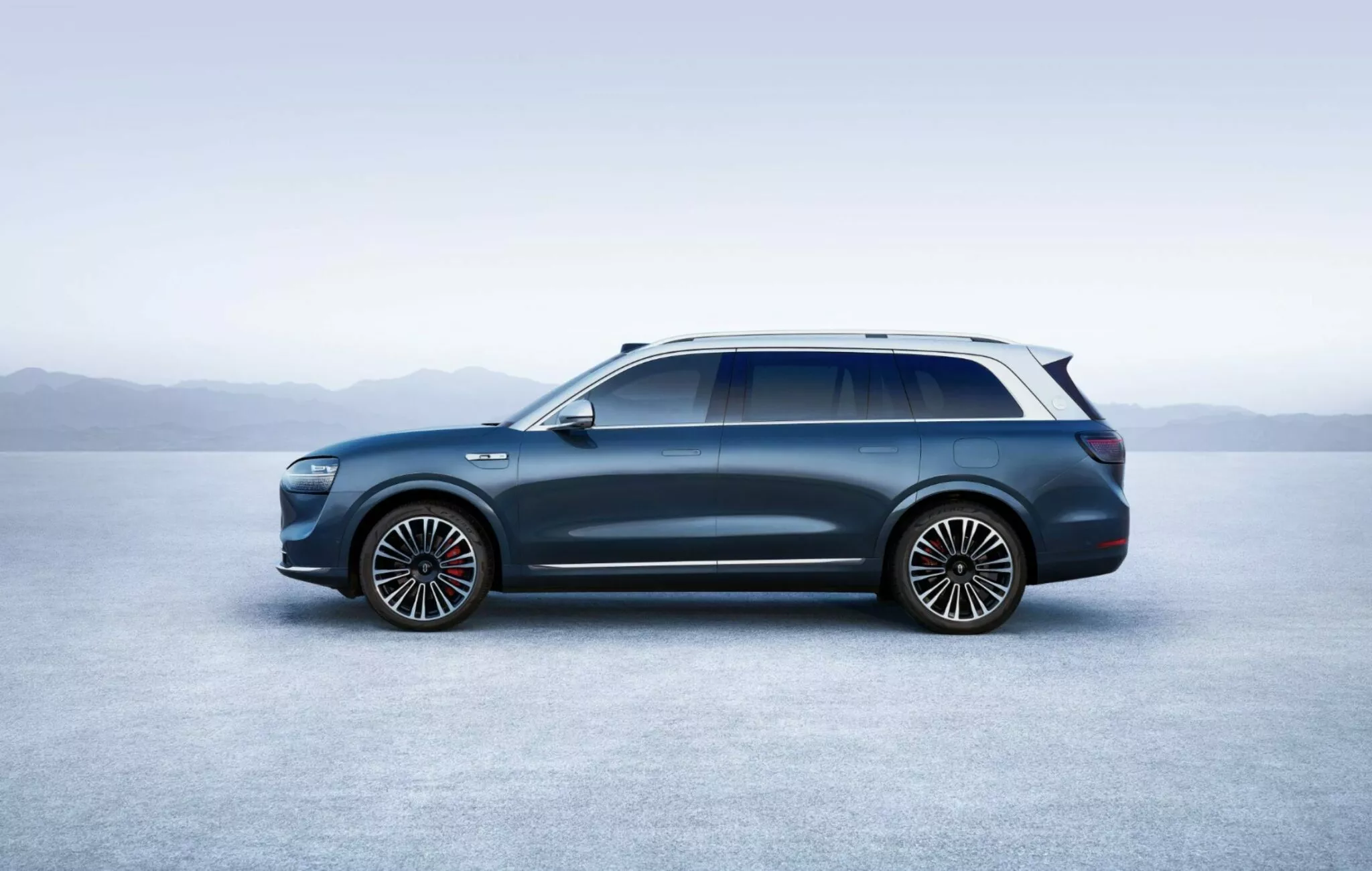 شركة هواوي تكشف عن سيارة SUV كهربائية فاخرة بشاشة سينمائية وقوة 530 حصان 8