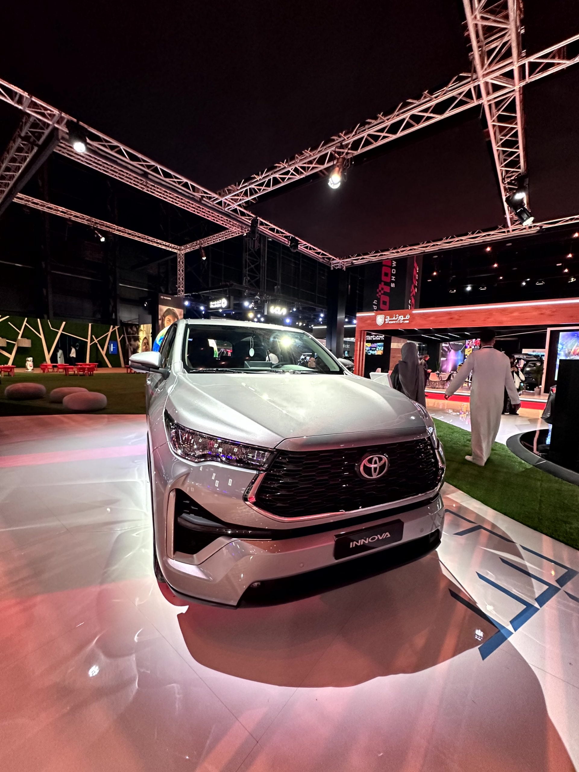 صور تويوتا انوفا 2024 بجودة عالية من الداخل والخارج والألوان المتوفرة صور تويوتا انوفا 2024 بجودة عالية من الداخل والخارج والألوان المتوفرة 5