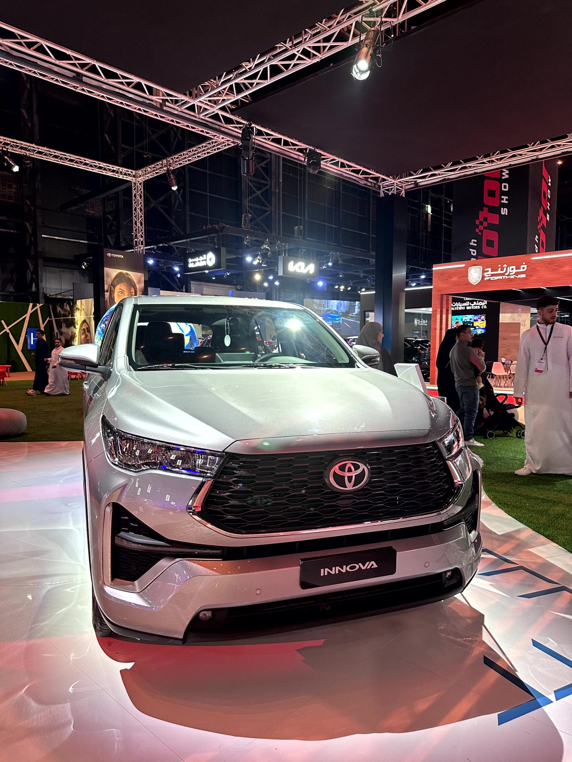 صور تويوتا انوفا 2024 بجودة عالية من الداخل والخارج والألوان المتوفرة فئات تويوتا انوفا 2024 مع اسعارها وابرز المواصفات والتقنيات لدى الوكيل