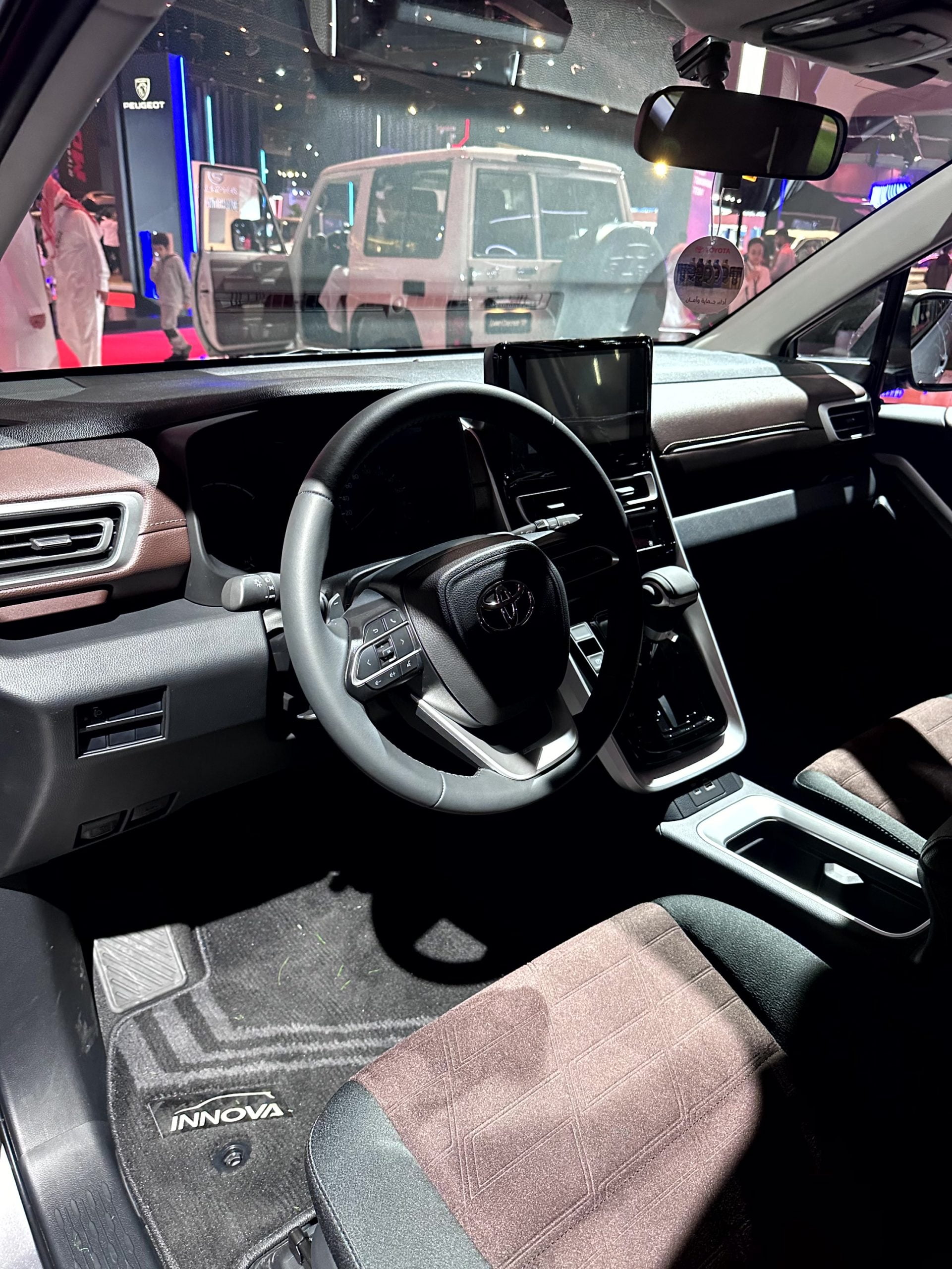 صور تويوتا انوفا 2024 بجودة عالية من الداخل والخارج والألوان المتوفرة صور تويوتا انوفا 2024 بجودة عالية من الداخل والخارج والألوان المتوفرة 26