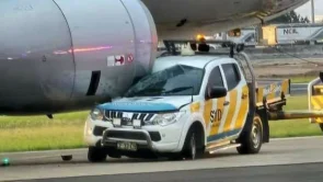 شاحنة ميتسوبيشي تصطدم بطائرة إيرباص في مطار سيدني الأسترالي 2
