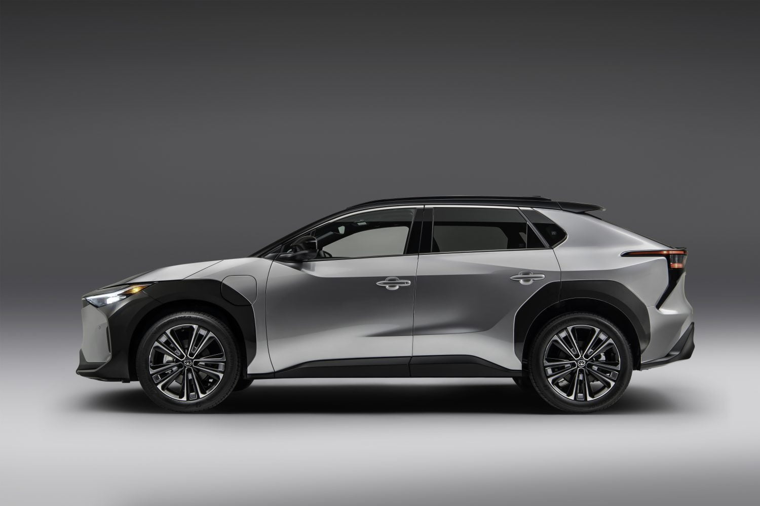 تويوتا bZ4X 2024 الجديدة بجميع الفئات والأسعار المتوفرة وأبرز العيوب والمميزات تويوتا bZ4X 2024 الجديدة بجميع الفئات والأسعار المتوفرة وأبرز العيوب والمميزات 43