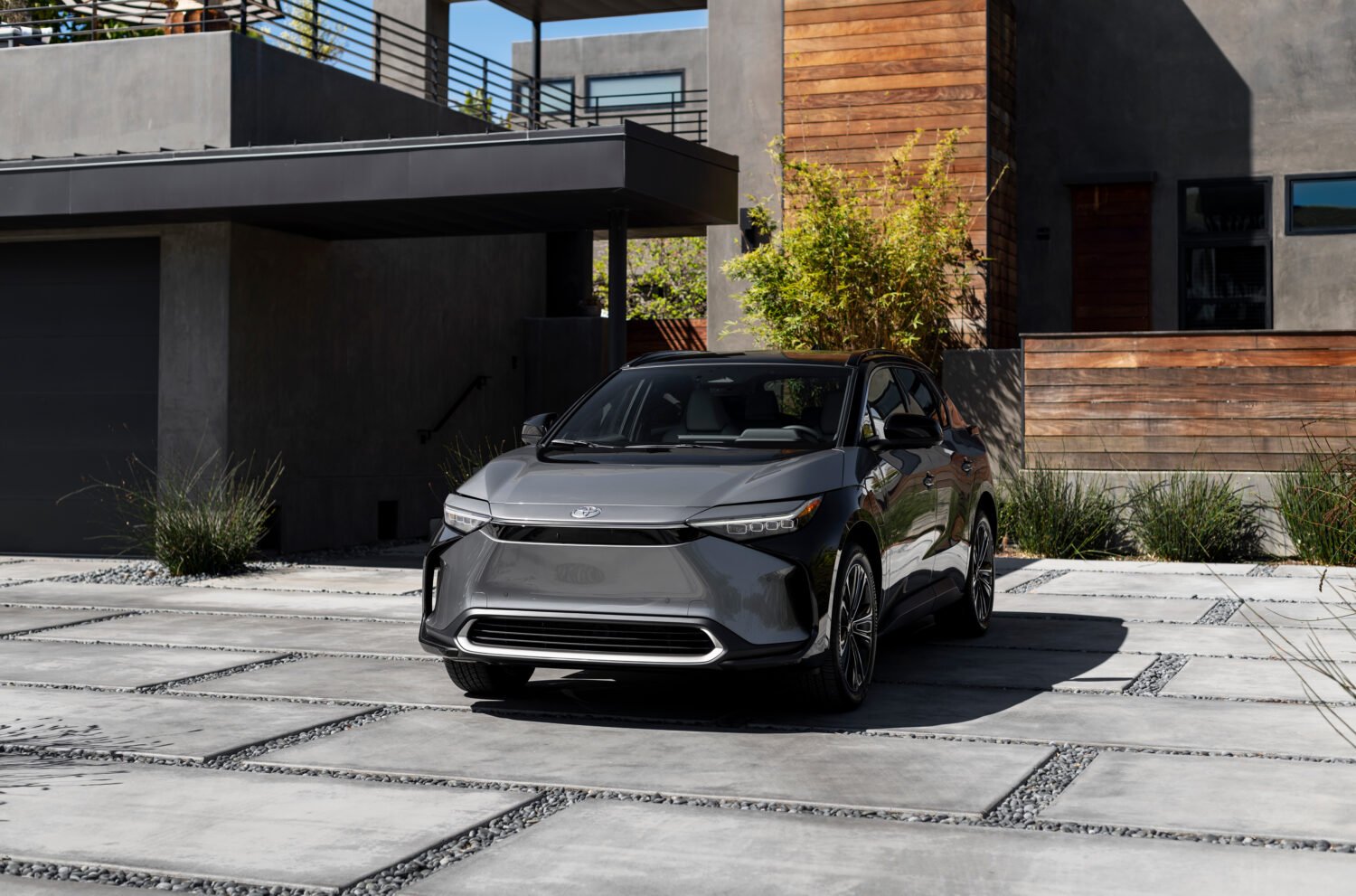 تويوتا bZ4X 2024 الجديدة بجميع الفئات والأسعار المتوفرة وأبرز العيوب والمميزات تويوتا bZ4X 2024 الجديدة بجميع الفئات والأسعار المتوفرة وأبرز العيوب والمميزات 9