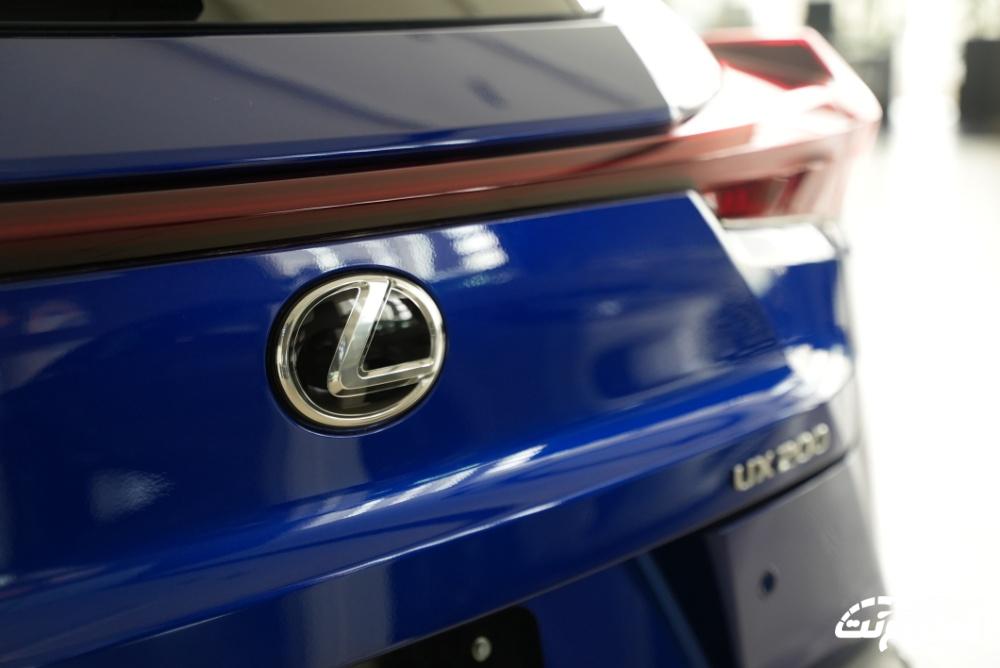 صور لكزس UX 2024 بجودة عالية من الداخل والخارج والألوان المتوفرة صور لكزس UX 2024 بجودة عالية من الداخل والخارج والألوان المتوفرة 22