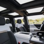 هذا هو سقف جي ام سي همر EV 2024 المقسم إلى 4 أجزاء وطريقة إزالته 1