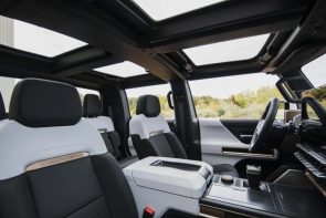 هذا هو سقف جي ام سي همر EV 2024 المقسم إلى 4 أجزاء وطريقة إزالته هذا هو سقف جي ام سي همر EV 2024 المقسم إلى 4 أجزاء وطريقة إزالته 1