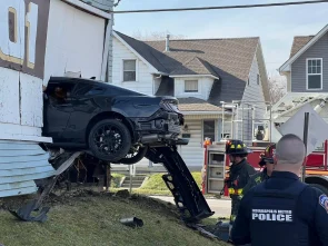 فورد موستنج تقتحم جانب مبنى في حادث غريب بالولايات المتحدة 6