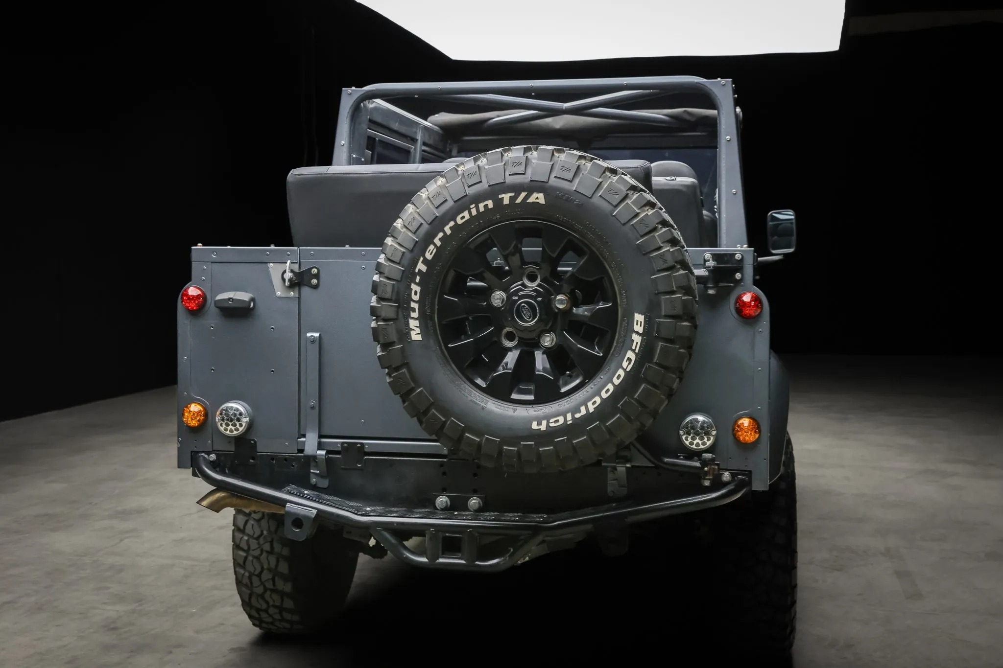 لاندروفر ديفندر 1989 كلاسيكية تحصل على عملية تجديد مدهشة وتُعرض للبيع بمزاد علني لاندروفر ديفندر 110