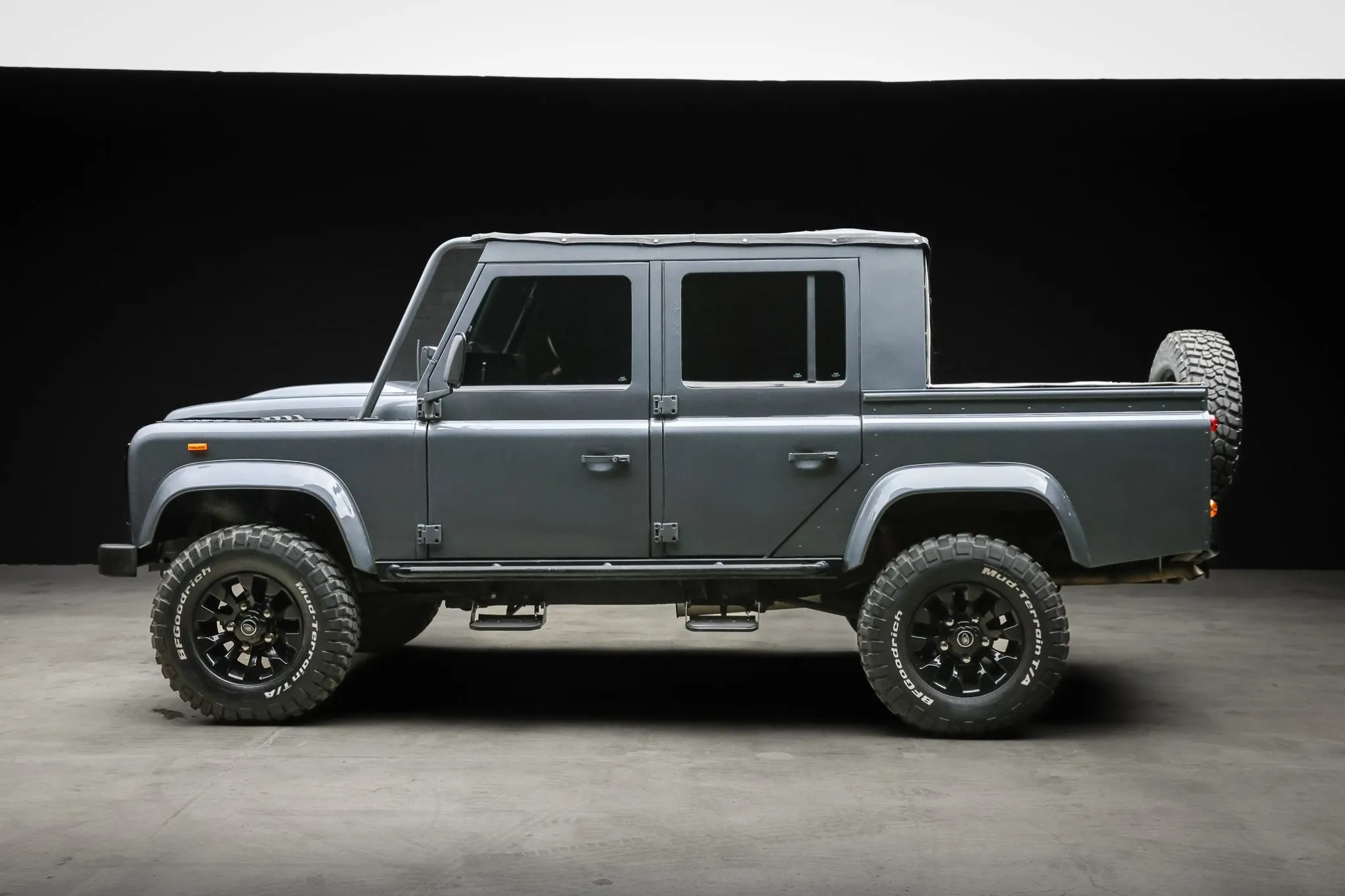 لاندروفر ديفندر 1989 كلاسيكية تحصل على عملية تجديد مدهشة وتُعرض للبيع بمزاد علني لاندروفر ديفندر 1989 كلاسيكية تحصل على عملية تجديد مدهشة وتُعرض للبيع بمزاد علني 10