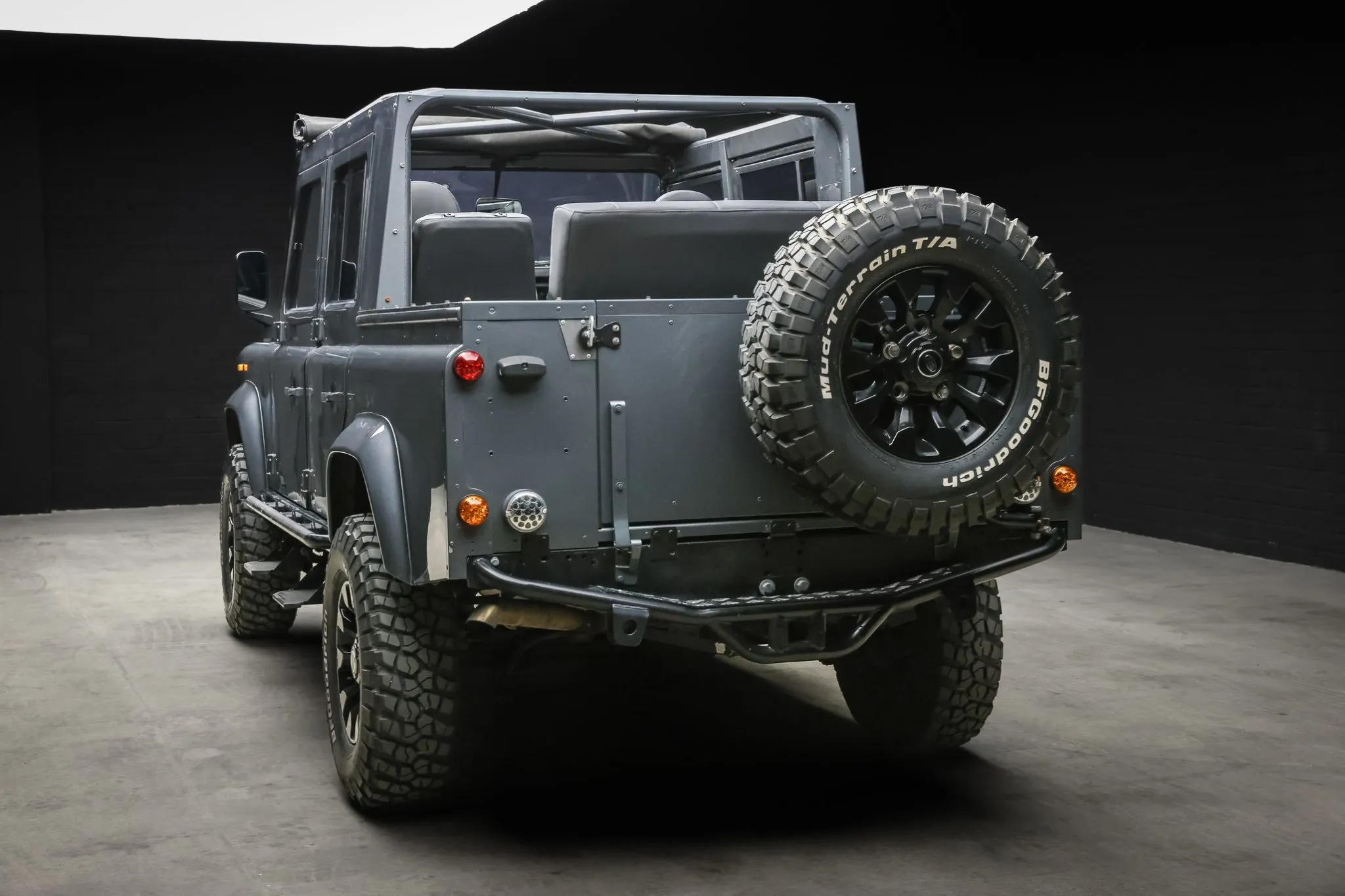 لاندروفر ديفندر 1989 كلاسيكية تحصل على عملية تجديد مدهشة وتُعرض للبيع بمزاد علني لاندروفر ديفندر 1989 كلاسيكية تحصل على عملية تجديد مدهشة وتُعرض للبيع بمزاد علني 9