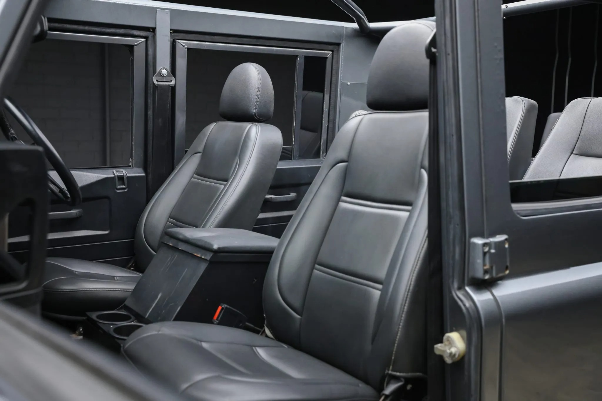 لاندروفر ديفندر 1989 كلاسيكية تحصل على عملية تجديد مدهشة وتُعرض للبيع بمزاد علني لاندروفر ديفندر 1989 كلاسيكية تحصل على عملية تجديد مدهشة وتُعرض للبيع بمزاد علني 7