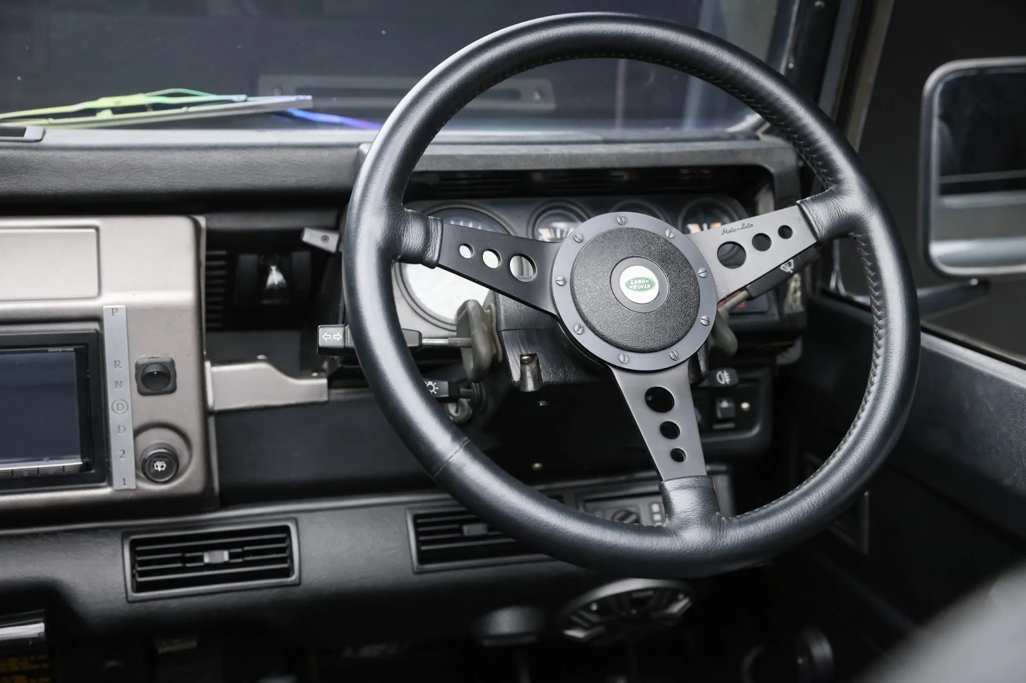 لاندروفر ديفندر 1989 كلاسيكية تحصل على عملية تجديد مدهشة وتُعرض للبيع بمزاد علني لاندروفر ديفندر 1989 كلاسيكية تحصل على عملية تجديد مدهشة وتُعرض للبيع بمزاد علني 6