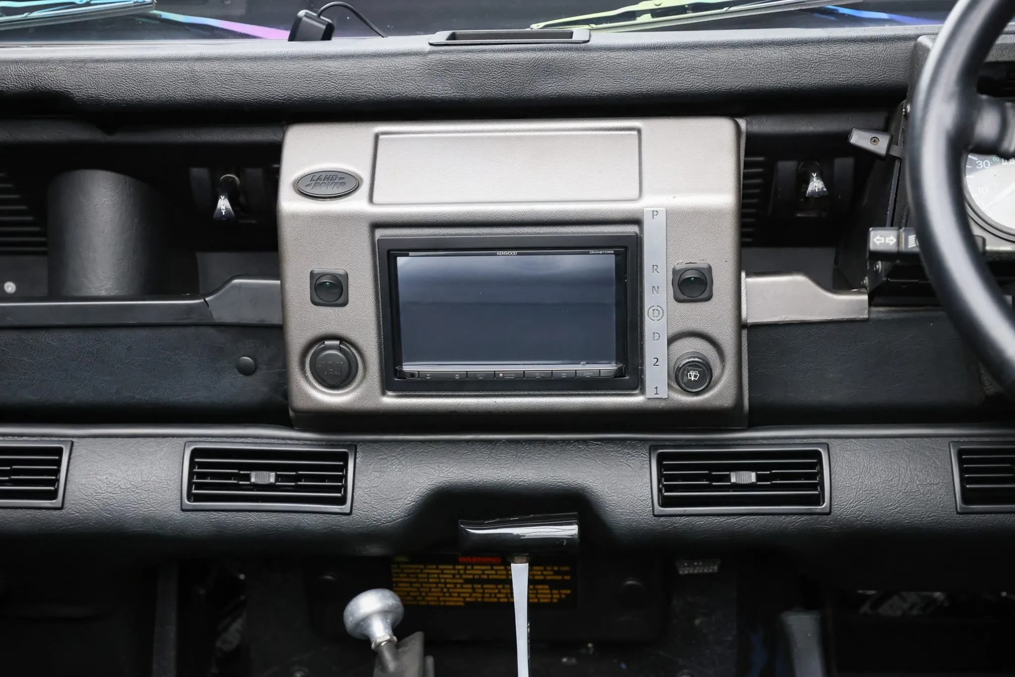 لاندروفر ديفندر 1989 كلاسيكية تحصل على عملية تجديد مدهشة وتُعرض للبيع بمزاد علني لاندروفر ديفندر 1989 كلاسيكية تحصل على عملية تجديد مدهشة وتُعرض للبيع بمزاد علني 5