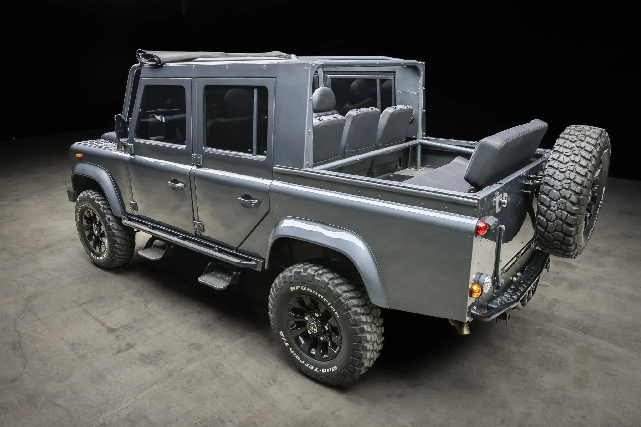 لاندروفر ديفندر 1989 كلاسيكية تحصل على عملية تجديد مدهشة وتُعرض للبيع بمزاد علني لاندروفر ديفندر 110