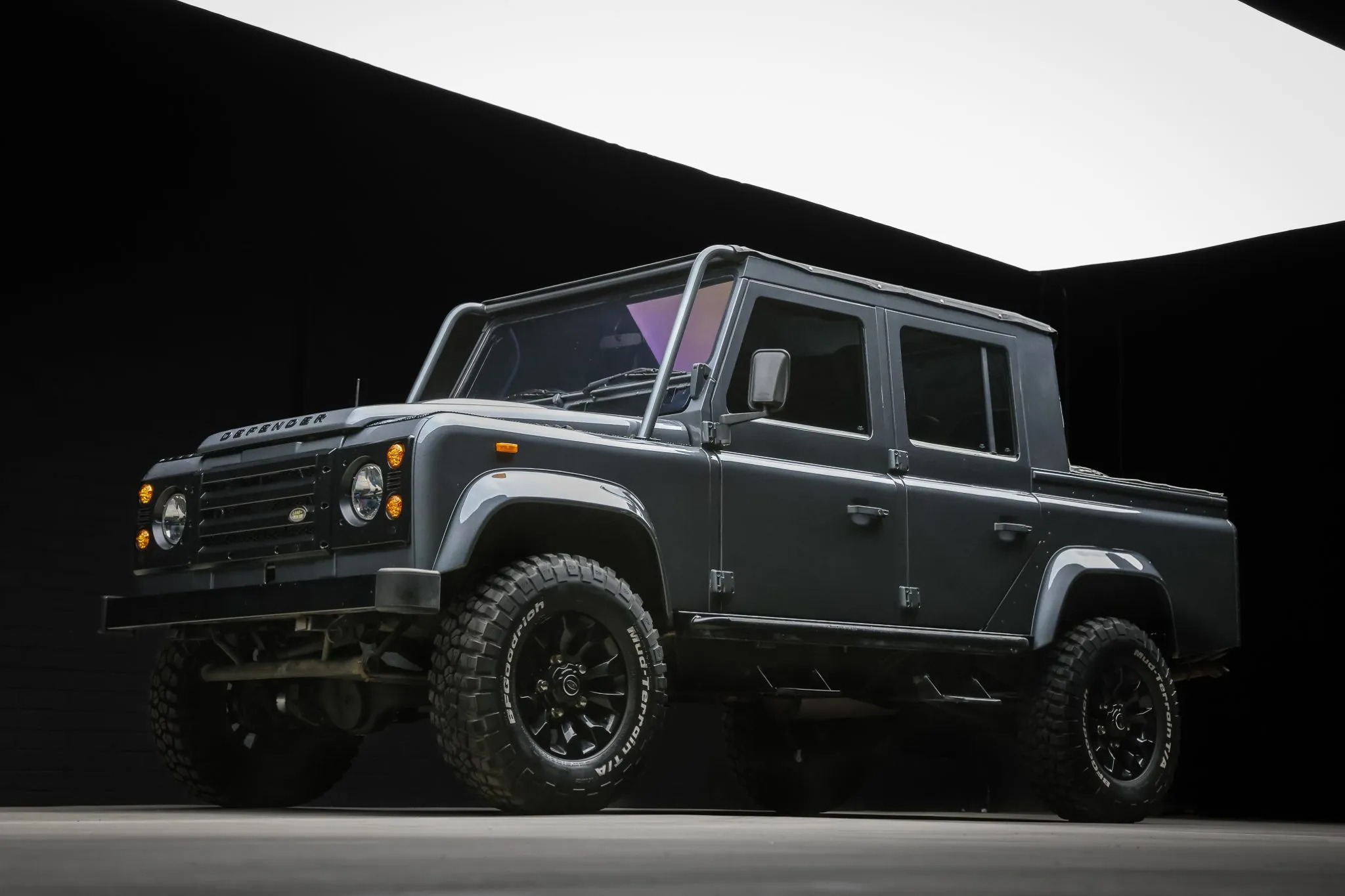 لاندروفر ديفندر 1989 كلاسيكية تحصل على عملية تجديد مدهشة وتُعرض للبيع بمزاد علني لاندروفر ديفندر 1989 كلاسيكية تحصل على عملية تجديد مدهشة وتُعرض للبيع بمزاد علني 3