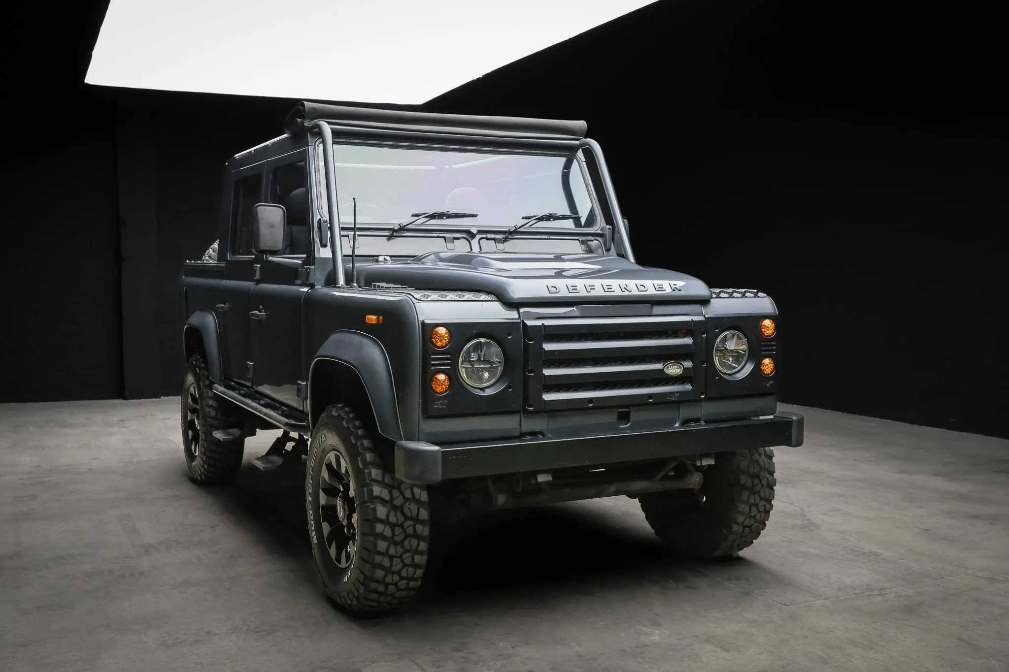 لاندروفر ديفندر 1989 كلاسيكية تحصل على عملية تجديد مدهشة وتُعرض للبيع بمزاد علني لاندروفر ديفندر 1989 كلاسيكية تحصل على عملية تجديد مدهشة وتُعرض للبيع بمزاد علني 2