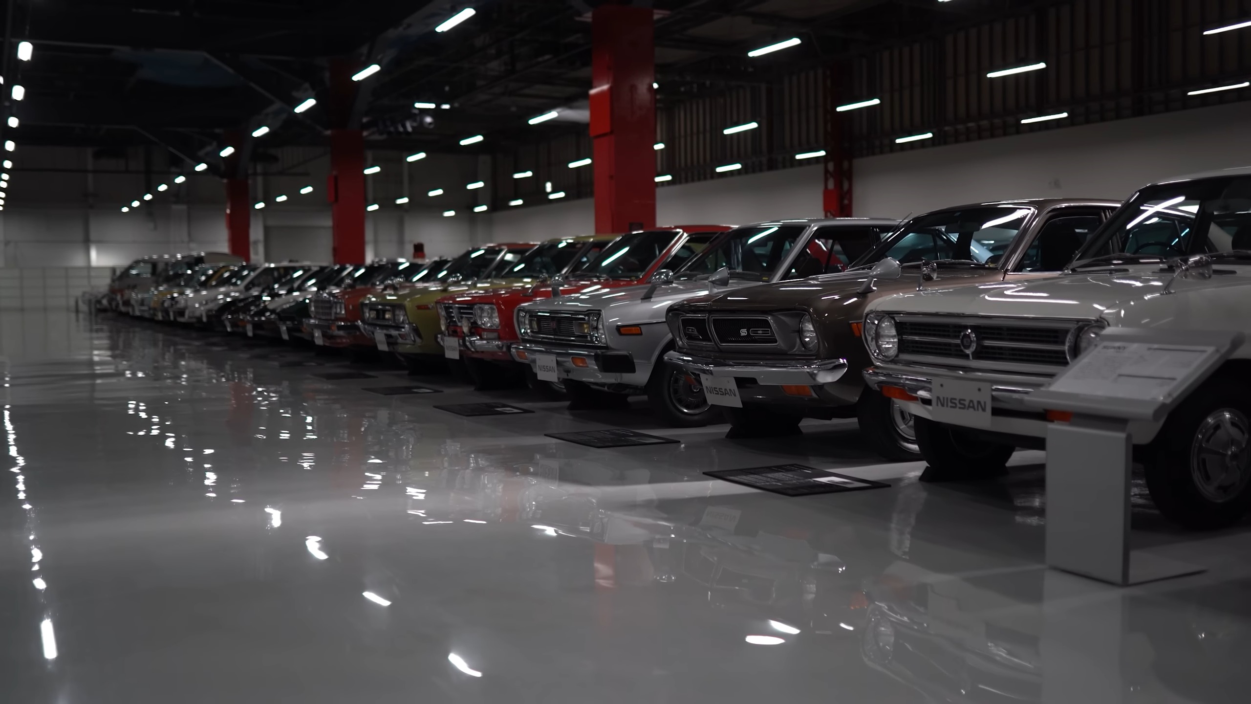 مجموعة سرية لسيارات نيسان في اليابان تضم كافة الطرازات التاريخية منذ تأسيس العلامة مجموعة سرية لسيارات نيسان في اليابان تضم كافة الطرازات التاريخية منذ تأسيس العلامة 12