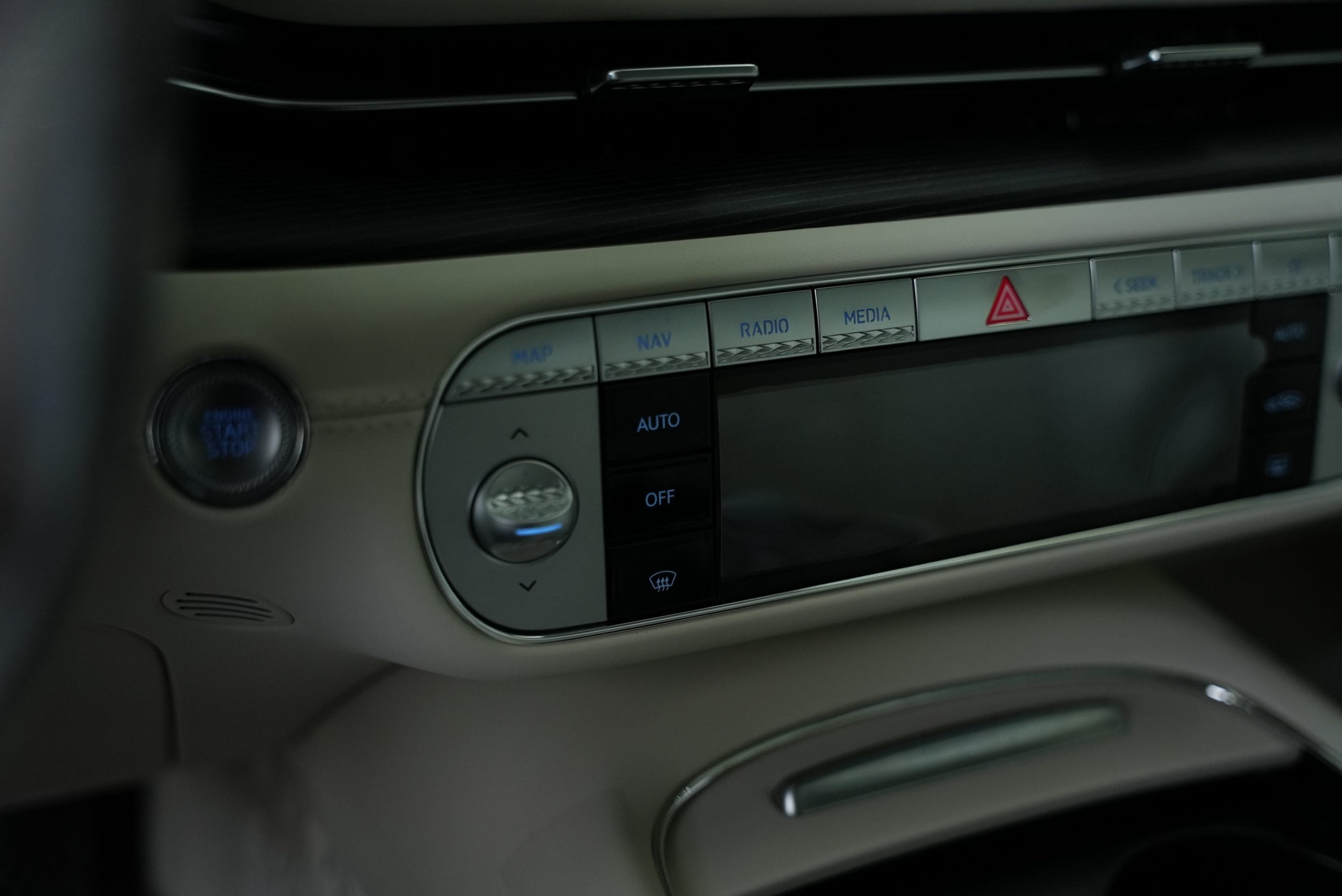 جينيسيس G90 2024 الجديدة بجميع الفئات والاسعار المتوفرة وابرز العيوب والمميزات جينيسيس G90 2024 الجديدة بجميع الفئات والاسعار المتوفرة وابرز العيوب والمميزات 14