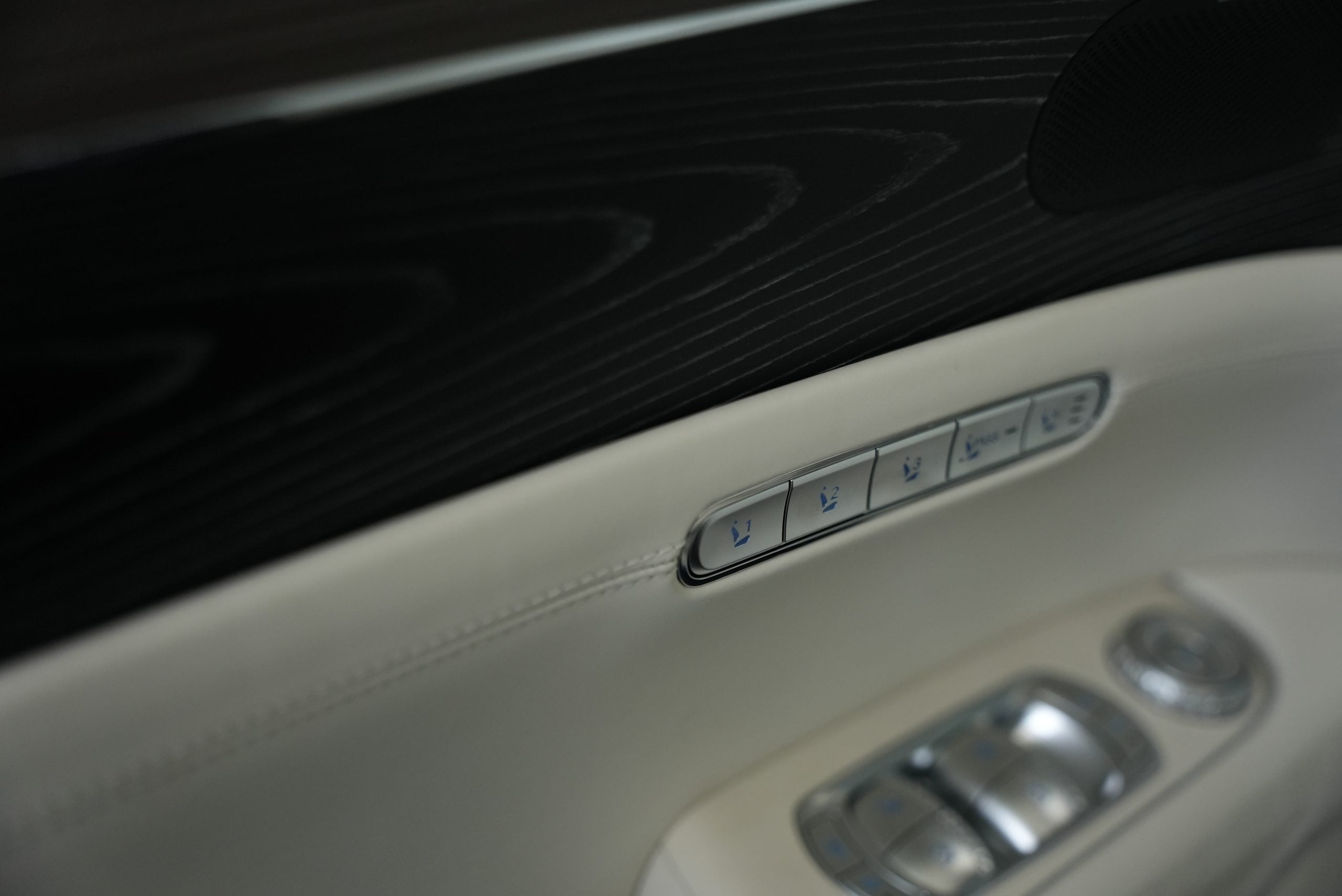 جينيسيس G90 2024 الجديدة بجميع الفئات والاسعار المتوفرة وابرز العيوب والمميزات جينيسيس G90 2024 الجديدة بجميع الفئات والاسعار المتوفرة وابرز العيوب والمميزات 65