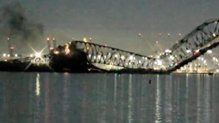 شاهد لحظة انهيار جسر أمريكي في مدينة بالتيمور بعد اصطدام سفينة شحن بالأعمدة