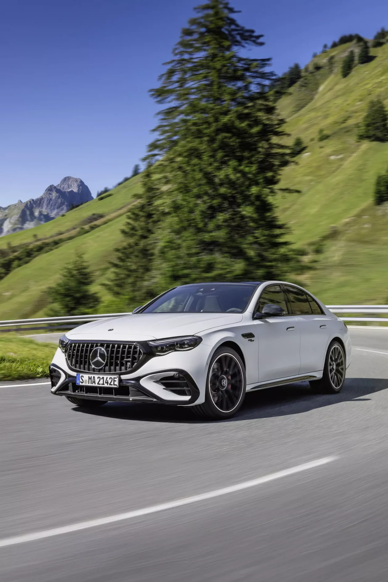 مرسيدس E-Class تحصل على فئة AMG E53 هايبرد الجديدة بقوة 612 حصان مرسيدس E-Class تحصل على فئة AMG E53 هايبرد الجديدة بقوة 612 حصان 6
