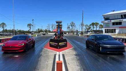 لوسيد اير الزفير تواجه تيسلا موديل إس بلاد في سباقات التسارع لتحديد أسرع سيدان كهربائية في العالم لوسيد اير الزفير تواجه تيسلا موديل إس بلاد