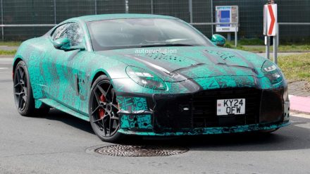 استون مارتن فانكويش الجديدة بمحرك V12 تظهر في صور تجسسية استون مارتن فانكويش