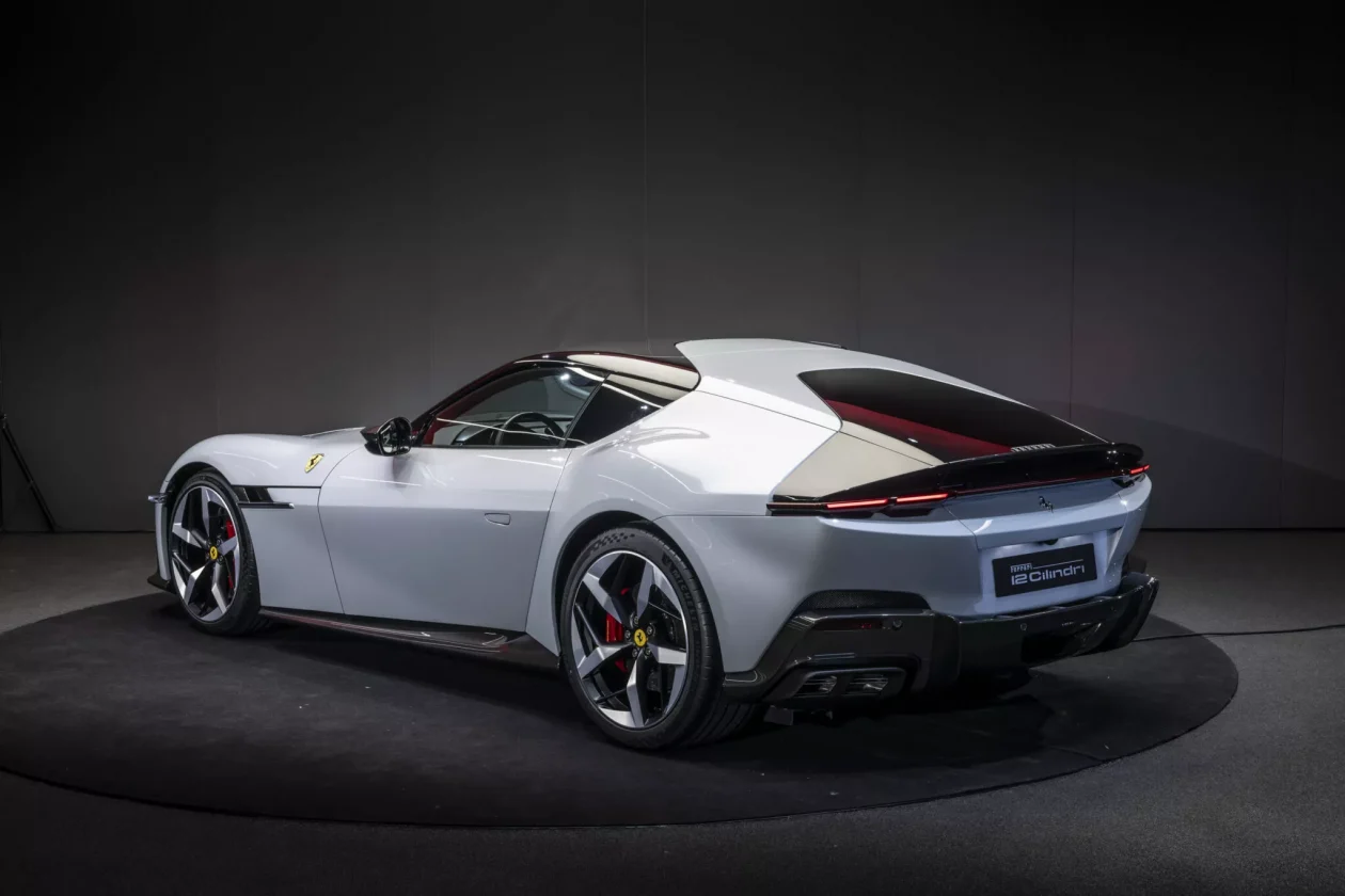 فيراري 12 شيلندري سوبركار الجديدة كلياً تنطلق رسمياً بقوة 819 حصان وهذه الأسعار وأهم المواصفات 6