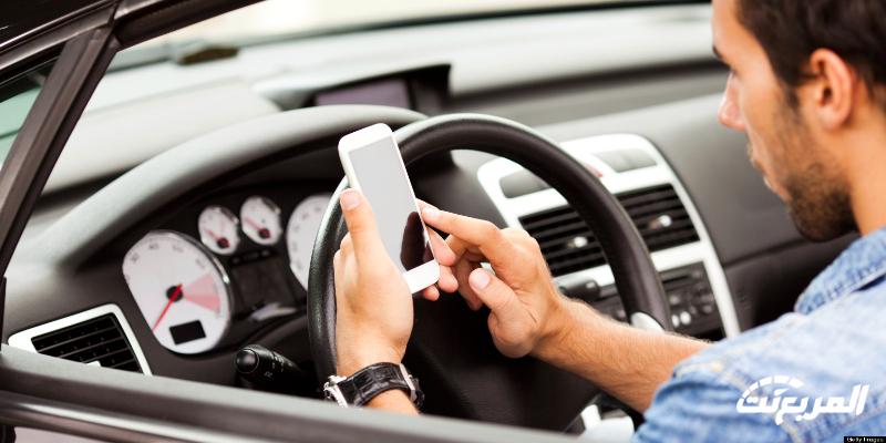 مخالفة استخدام الهاتف المحمول أثناء القيادة.. غرامتها 900 ريال مخالفة استخدام الهاتف المحمول أثناء القيادة