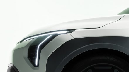 كيا تشوق لأرخص سيارة كهربائية للعلامة حتى الآن وتؤكد موعد التدشين كيا EV3 الكهربائية