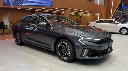 مواصفات كيا K5 ستاندرد 2024 بالشكل الجديد في السعودية مواصفات كيا K5 ستاندرد 2024 في السعودية