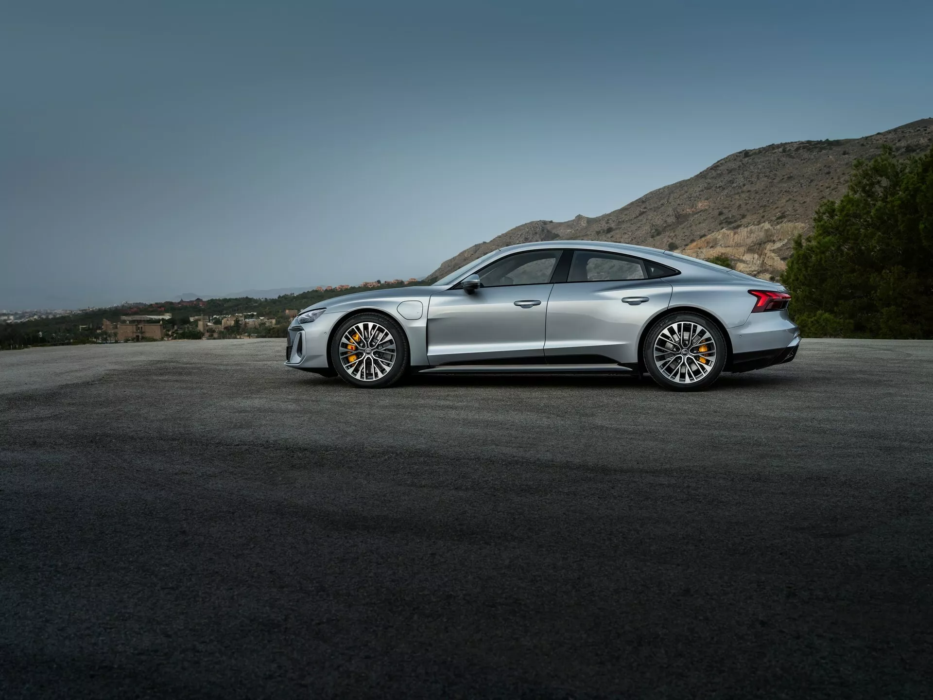 اودي اي ترون GT موديل 2025 فيس ليفت هي السيارة الأقوى في تاريخ العلامة اودي اي ترون GT موديل 2025 فيس ليفت هي السيارة الأقوى في تاريخ العلامة 10