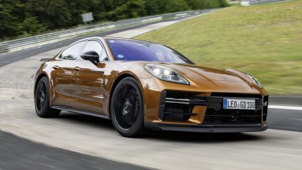 بورش باناميرا 2024 تسجل زمن قياسي جديد في حلبة نوربورغرينغ بورش باناميرا 2024 في نوربورغرينغ