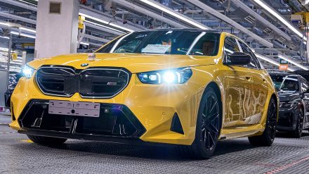 بي ام دبليو M5 2025 الجديدة كلياً تخرج من خطوط الإنتاج مع تأكيد موعد وصولها للأسواق بي ام دبليو M5 2025