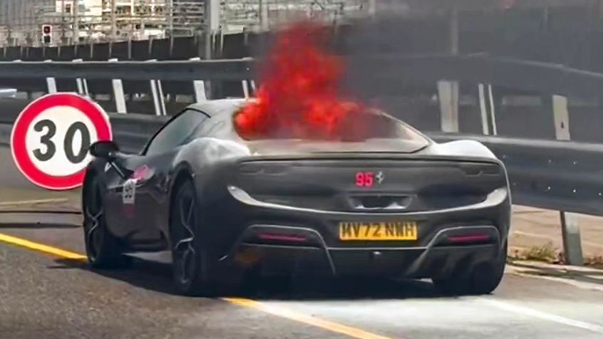 تحطم 3 سيارات فيراري في سباق رالي للعلامة الإيطالية