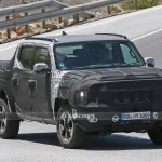 كيا تازمان 2025 الجديدة المنافسة لهايلكس ورينجر تظهر أثناء اختبارها في إسبانيا