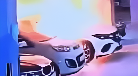 انفجار سيارة مرسيدس كهربائية في موقف سيارات كوري وإصابة العشرات انفجار سيارة مرسيدس كهربائية في موقف سيارات كوري وإصابة العشرات 11