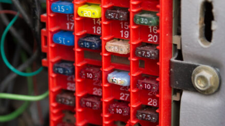 أهمية علبة فيوزات السيارة: وظيفتها وأشهر الأعطال التي قد تواجهها أهمية علبة فيوزات السيارة