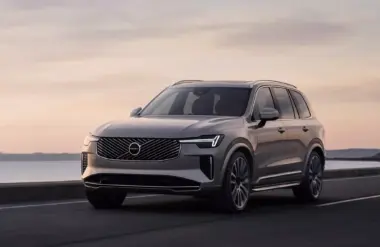 فولفو XC90 2025 فيس ليفت الجديدة تنطلق بمحركات بنزين عالية الكفاءة فولفو تؤكد تمسكها بسيارات البنزين بالكشف عن XC90 2025 فيس ليفت الجديدة