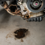 أسباب نقص زيت المحرك: ما الذي يسبب انخفاض مستوى الزيت في السيارة؟ أسباب نقص زيت المحرك