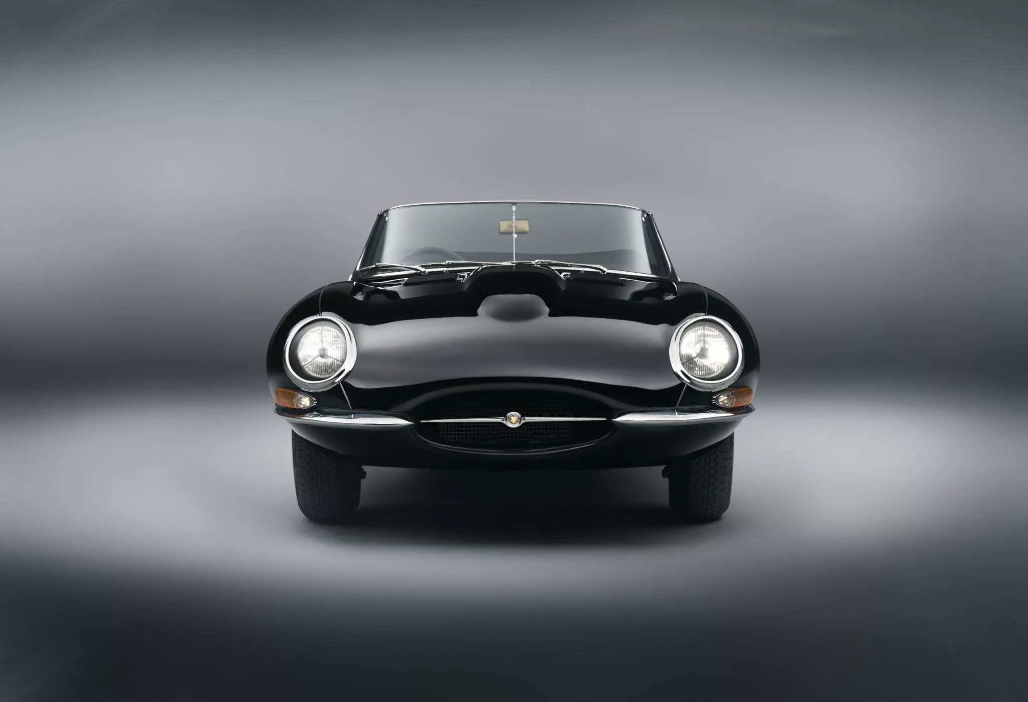 جاكوار E-Type الأسطورية تعود للحياة في إصدار عصري حصري للغاية جاكوار E-Type الأسطورية تعود للحياة في إصدار عصري حصري للغاية 19