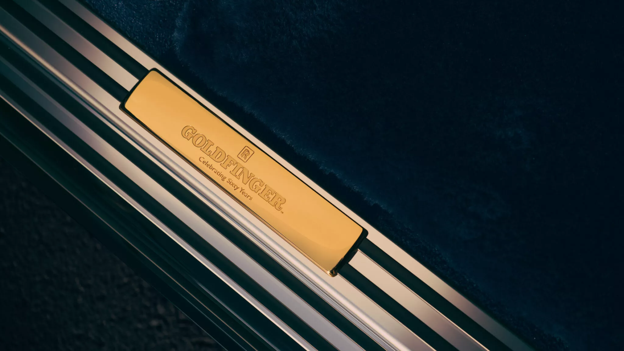 رولزرويس فانتوم تحصل على إصدار Goldfinger الذهبي الخاص للاحتفال بذكرى مشاركة السيارة في فيلم جيمس بوند رولزرويس فانتوم تحصل على إصدار Goldfinger الذهبي الخاص للاحتفال بذكرى مشاركة السيارة في فيلم جيمس بوند 20