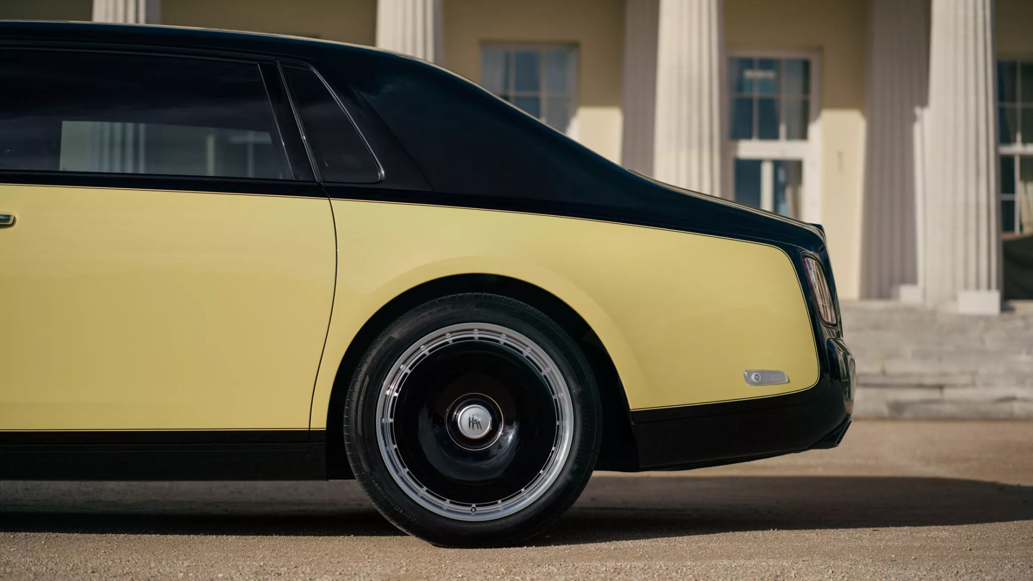 رولزرويس فانتوم تحصل على إصدار Goldfinger الذهبي الخاص للاحتفال بذكرى مشاركة السيارة في فيلم جيمس بوند رولزرويس فانتوم تحصل على إصدار Goldfinger الذهبي الخاص للاحتفال بذكرى مشاركة السيارة في فيلم جيمس بوند 25