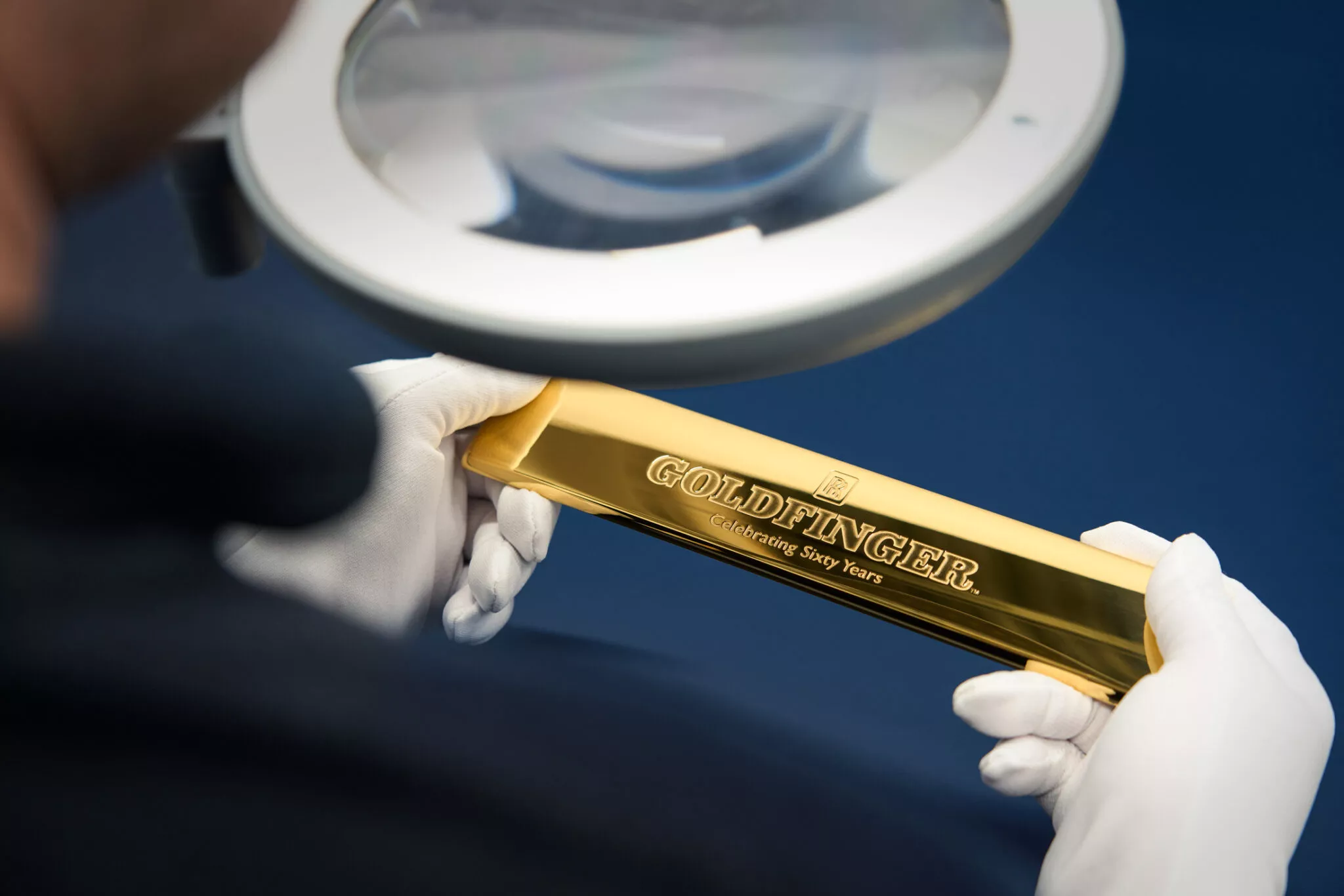 رولزرويس فانتوم تحصل على إصدار Goldfinger الذهبي الخاص للاحتفال بذكرى مشاركة السيارة في فيلم جيمس بوند رولزرويس فانتوم تحصل على إصدار Goldfinger الذهبي الخاص للاحتفال بذكرى مشاركة السيارة في فيلم جيمس بوند 33